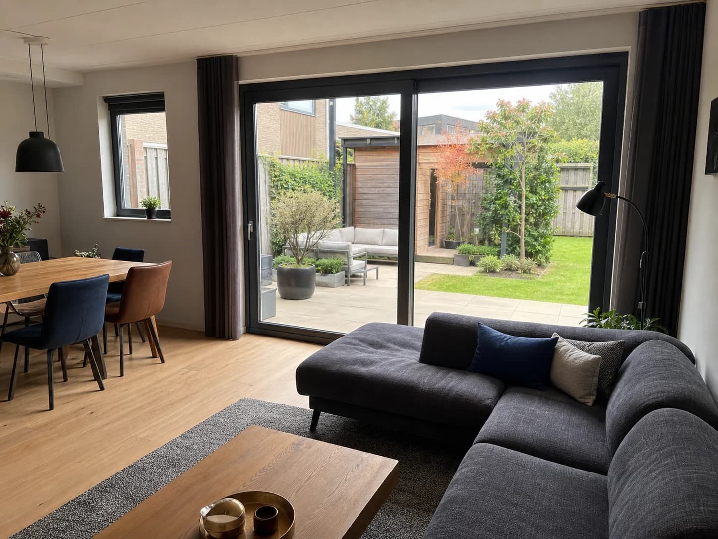 Lichte woonkamer met een brede schuifpui
