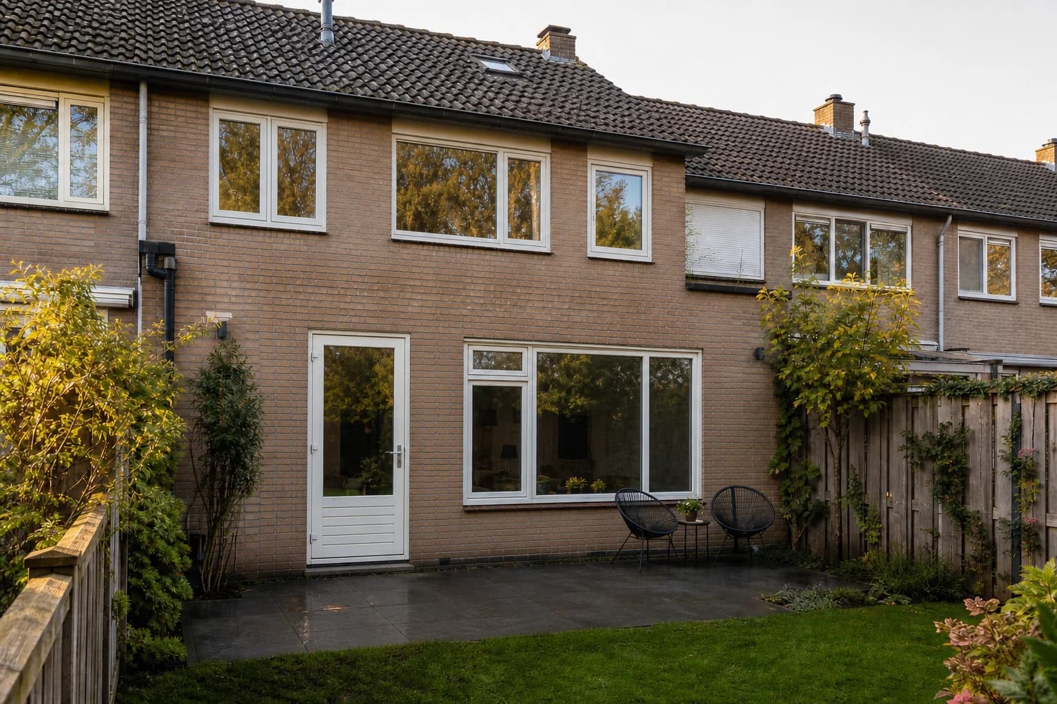 De woning voor de voorbeeldrenovatie, met oudere witte kozijnen