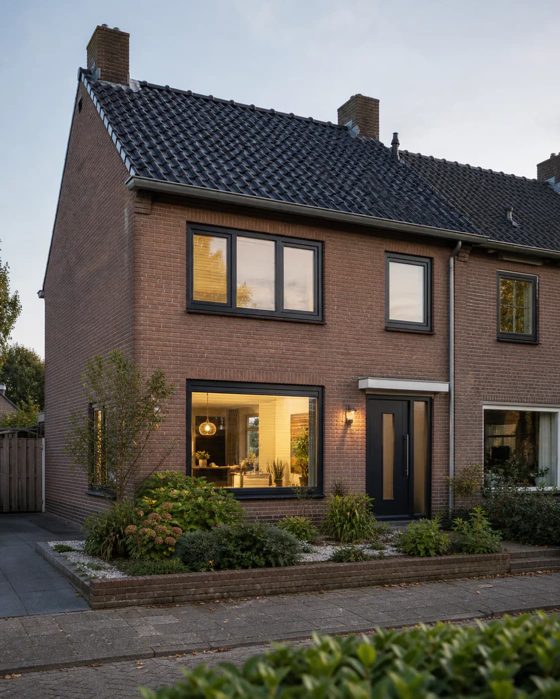 Woning met een moderne voordeur