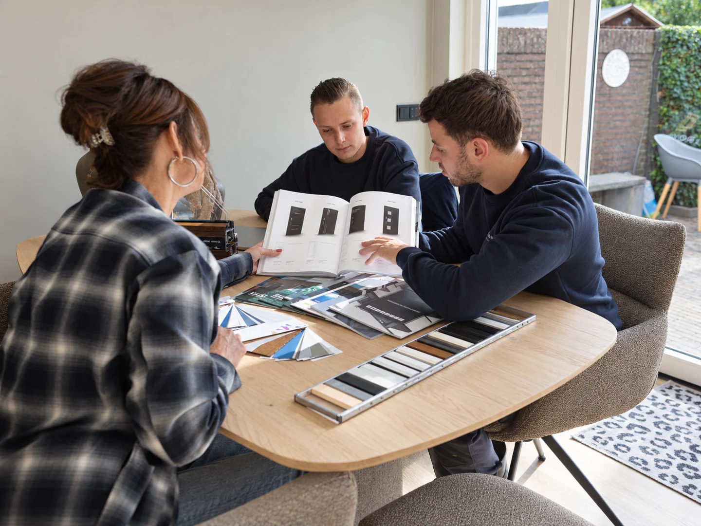 BROVAN bespreekt brochures en kleurstalen tijdens advies aan huis