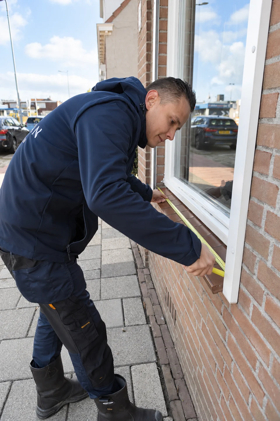 BROVAN meet een kozijn bij een woning in